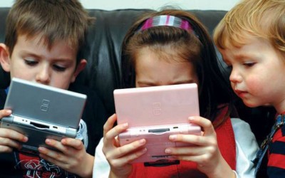 Сколько времени дети тратят на планшеты и смартфоны? 