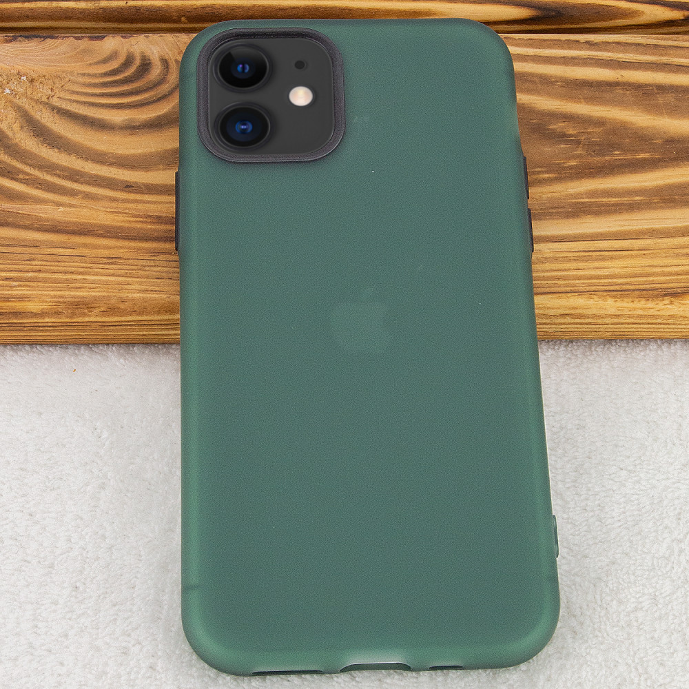 Зеленый айфон 11 в черном чехле