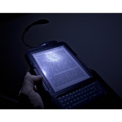 Неудобно в темноте читать электронную книгу, а рассказ слишком интересный, чтобы остановиться? Мы предлагаем Вам удобное решение - светодиодный фонарик Tuff-Luv Spark для электронных книг! 
